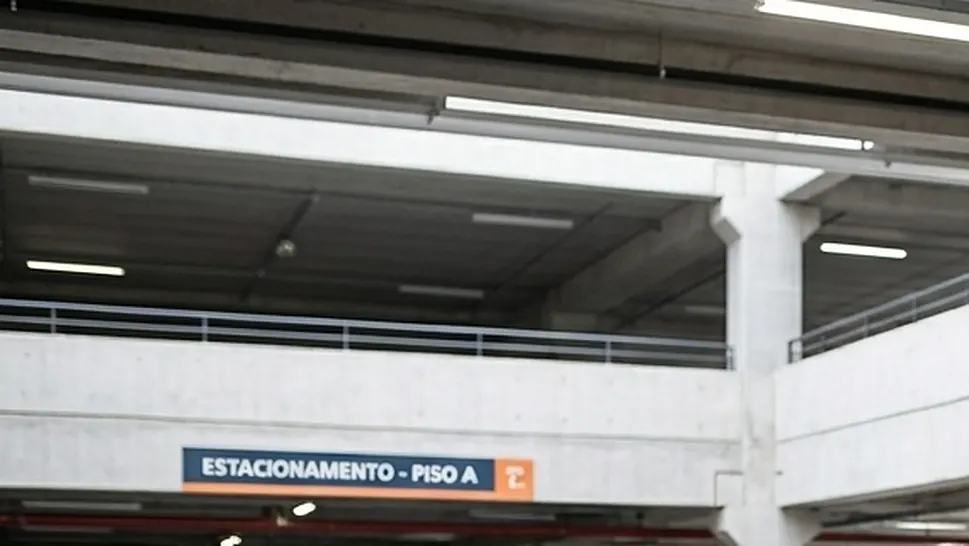 Garagem coberta vazia, sem controle de acesso automático